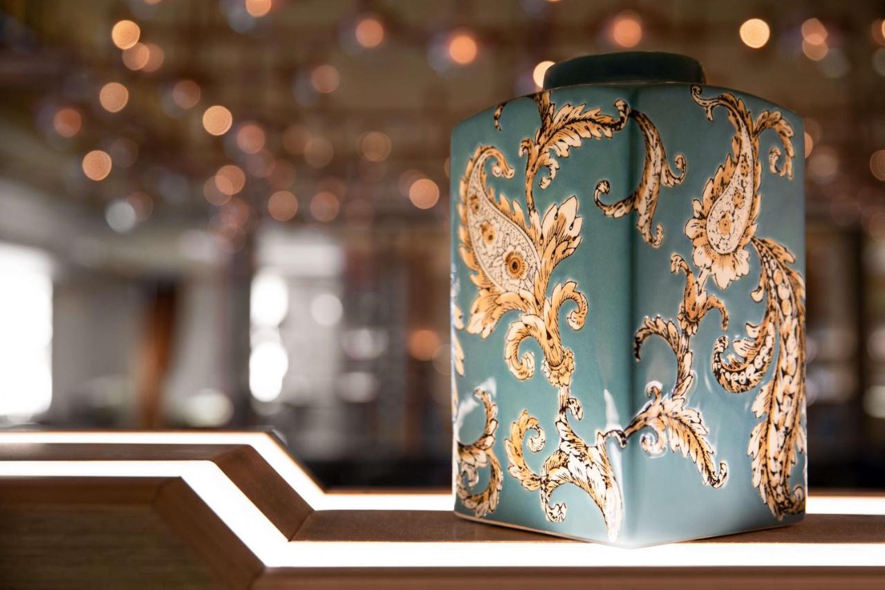 Shangri-La Bosphorus, Istanbul Exterior photo A tea caddy