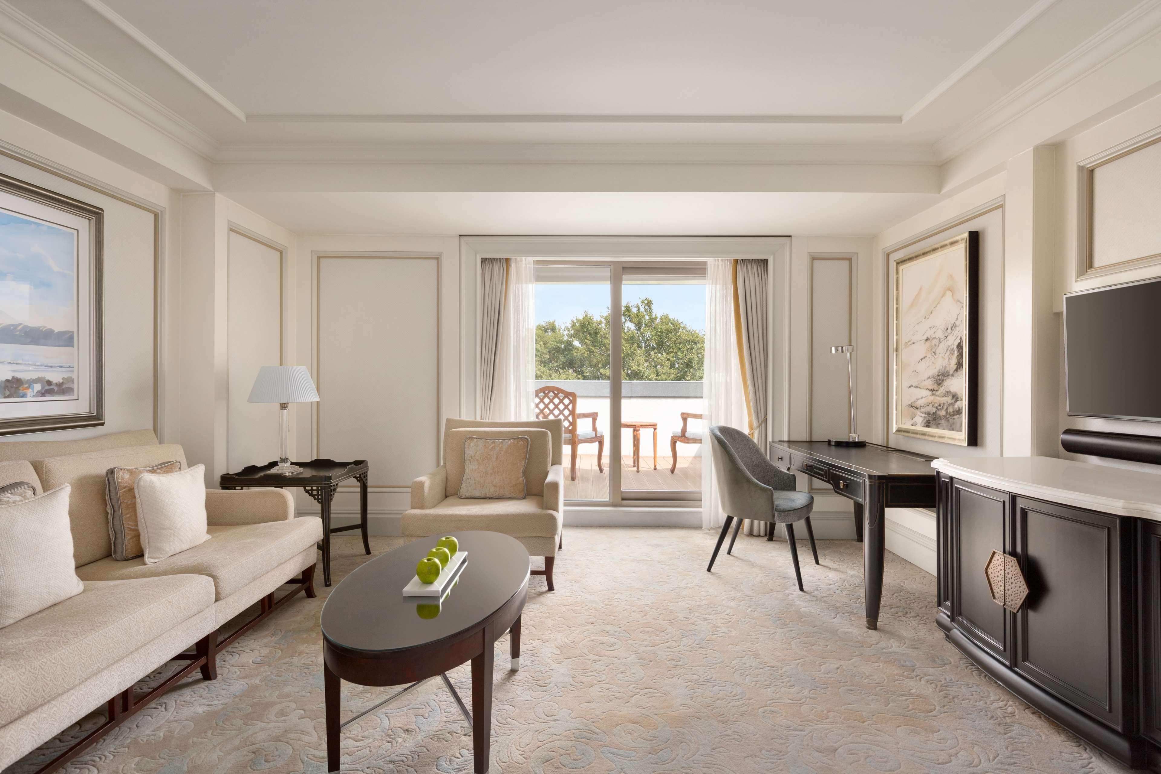 Shangri-La Bosphorus, Istanbul Exterior photo A living room at the Four Seasons Hotel